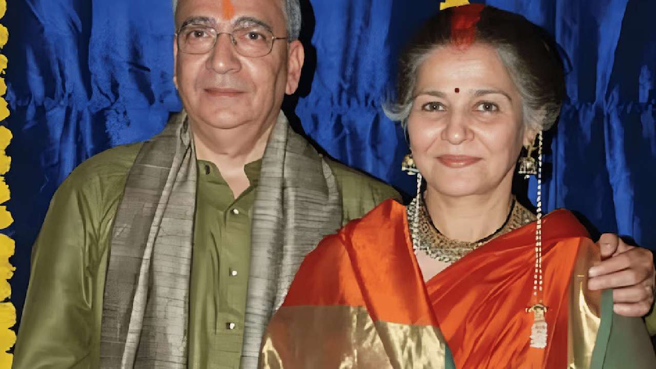 सुहासिनी मुले यांचं वैयक्तिक आयुष्यही तितकंच वेगळं राहिलं. त्या अशा काळात जवळपास 20 वर्षे लिव-इन रिलेशनशिपमध्ये राहिल्या जेव्हा भारतात हा संकल्पना फारशी स्वीकारली जात नव्हती. 1990 मध्ये तो संबंध संपले. वयाच्या 60 नंतर त्यांनी अतुल गुर्तू यांच्यासोबत लग्न करण्याचा निर्णय घेतला. 