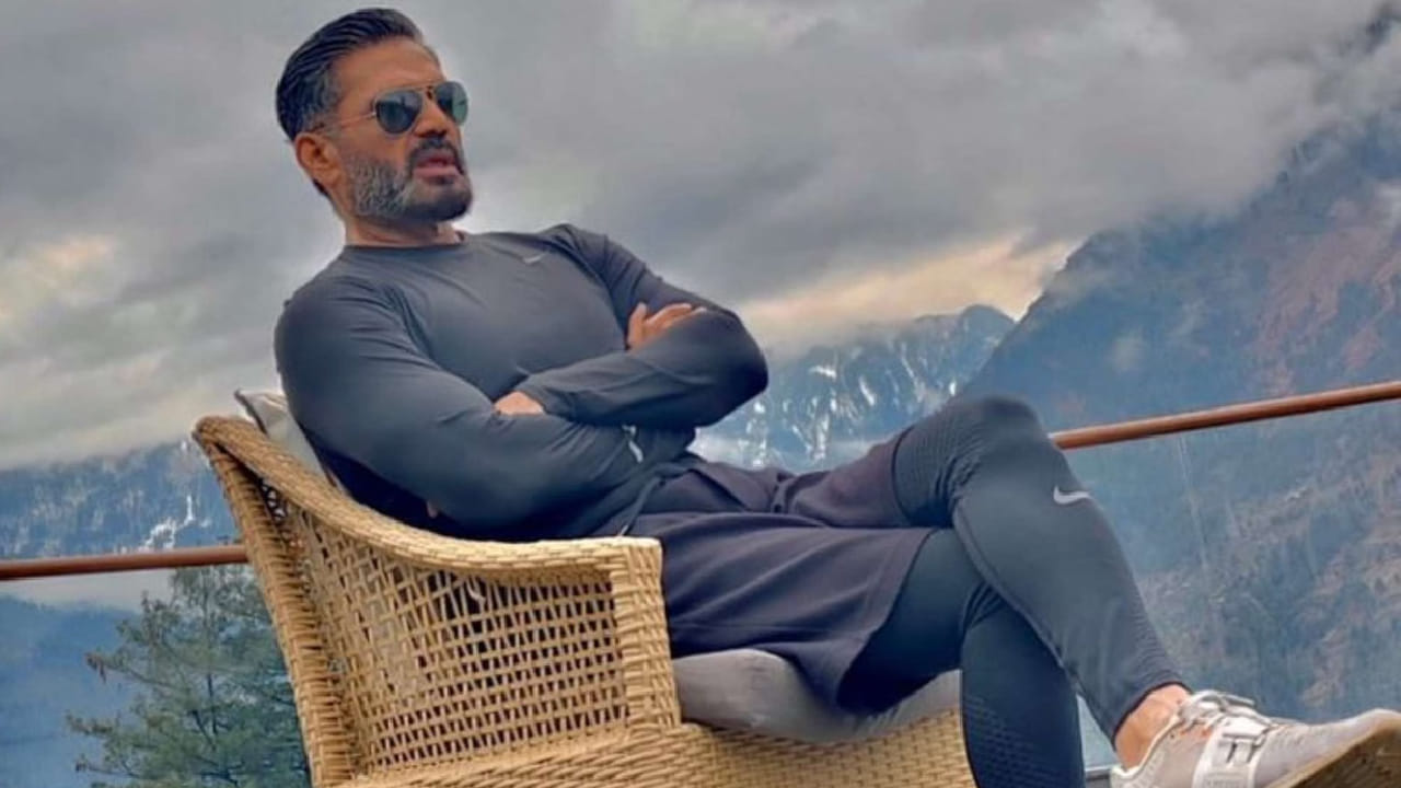 सुनील शेट्टीने एका मुलाखतीत सांगितले होते की त्याच्या वडिलांनी खूप कठीण परिस्थितीत जीवन जगले. त्याचे वडील वीरप्पा शेट्टी हे एकेकाळी हॉटेलमध्ये वेटर म्हणून काम करत होते. अत्यंत साध्या परिस्थितीतून त्यांनी आपला प्रवास सुरू केला होता.