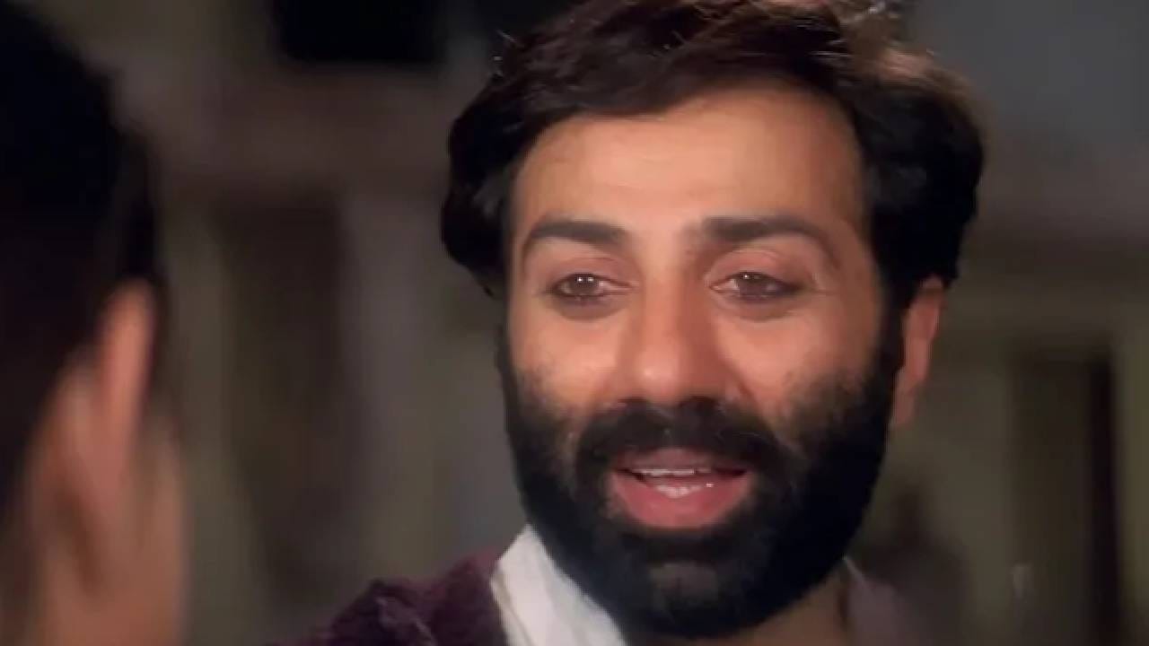 रणवीर सिंहचा 'धुरंधर : द रिव्हेंज' हा चित्रपट सध्या बॉक्स ऑफिस गाजवतोय. या चित्रपटाचा सर्वत्र बोलबोला असून रणवीर सिंहच्या करिअरमधील हा सर्वांत ब्लॉकबस्टर चित्रपट ठरला आहे. 25 वर्षांपूर्वी सनी देओलच्या एका चित्रपटाने अशाच प्रकारे बॉक्स ऑफिसवर अधिराज्य गाजवलं होतं. 
