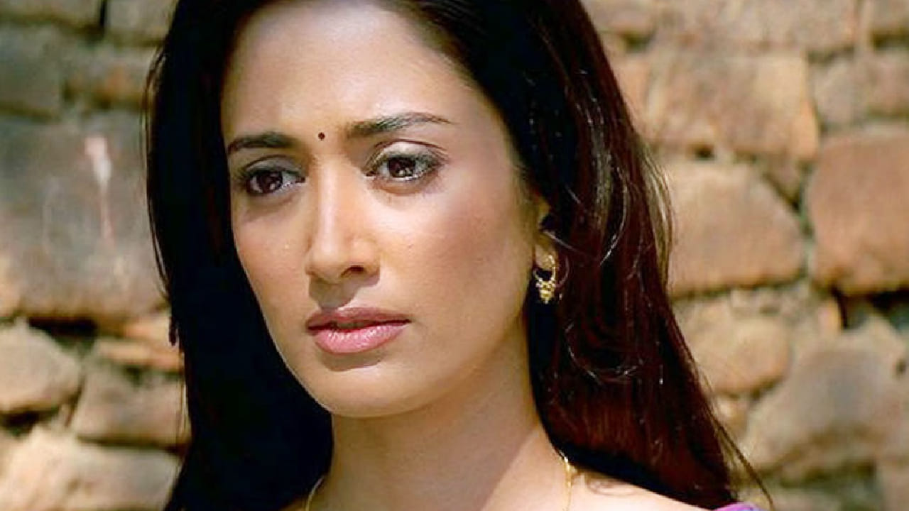 चित्रपटात गायत्री जोशी आणि शाहरुख खान यांची जोडी प्रेक्षकांना खूप आवडली होती. मात्र या चित्रपटानंतर गायत्री जोशीने थेट इंडस्ट्री सोडण्याचा निर्णय घेतला. तिच्या या निर्णयामुळे चाहत्यांना मोठा धक्का बसला.