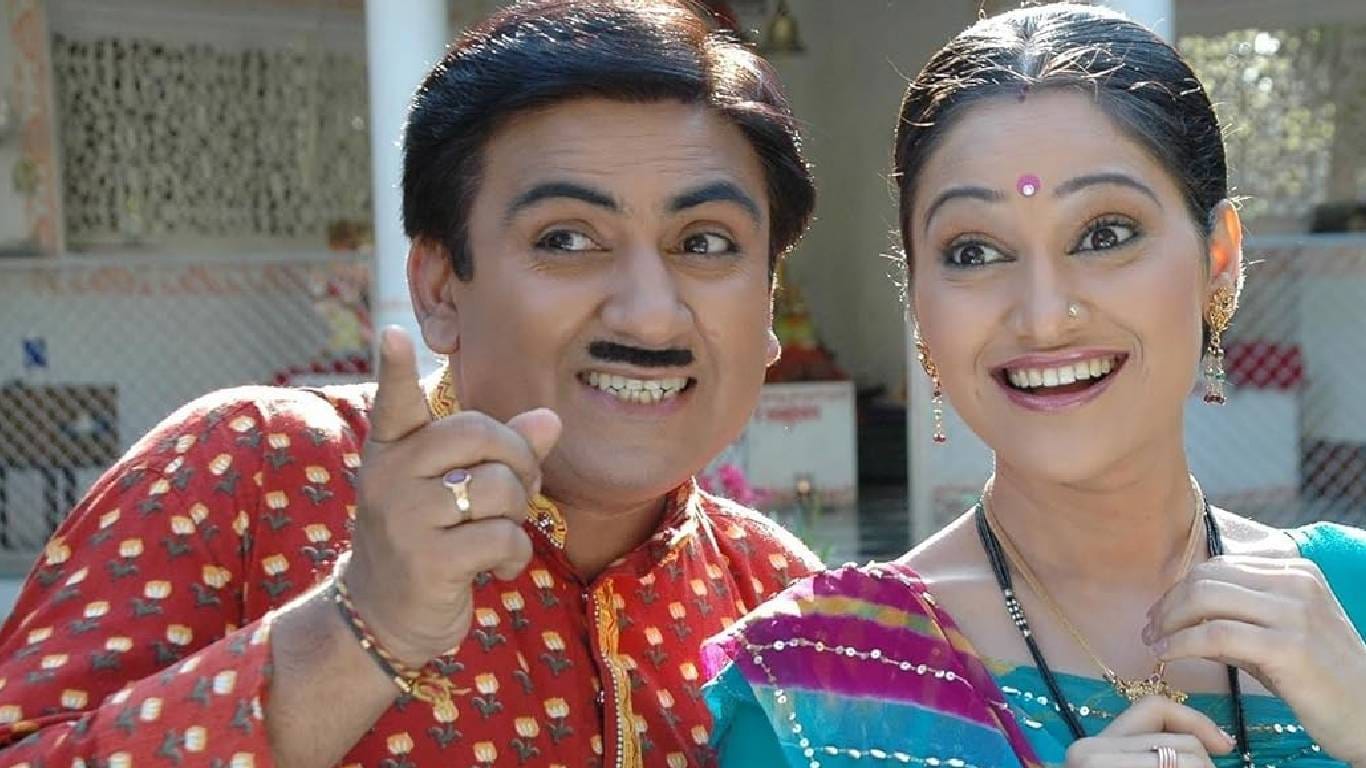 'तारक मेहता का उल्टा चष्मा' ही छोट्या पडद्यावरील अत्यंत लोकप्रिय मालिका आहे. गेल्या अनेक वर्षांपासून ही मालिका प्रेक्षकांचं मनोरंजन करतेय. या मालिकेतील प्रत्येक कलाकार घराघरात पोहोचला आहे. जेठालाल बबिता दयाबेन टप्पू या भूमिकांनी प्रेक्षकांच्या मनावर राज्य केलंय. या कलाकारांकडे एकूण किती संपत्ती आहे ते जाणून घेऊयात.. 
