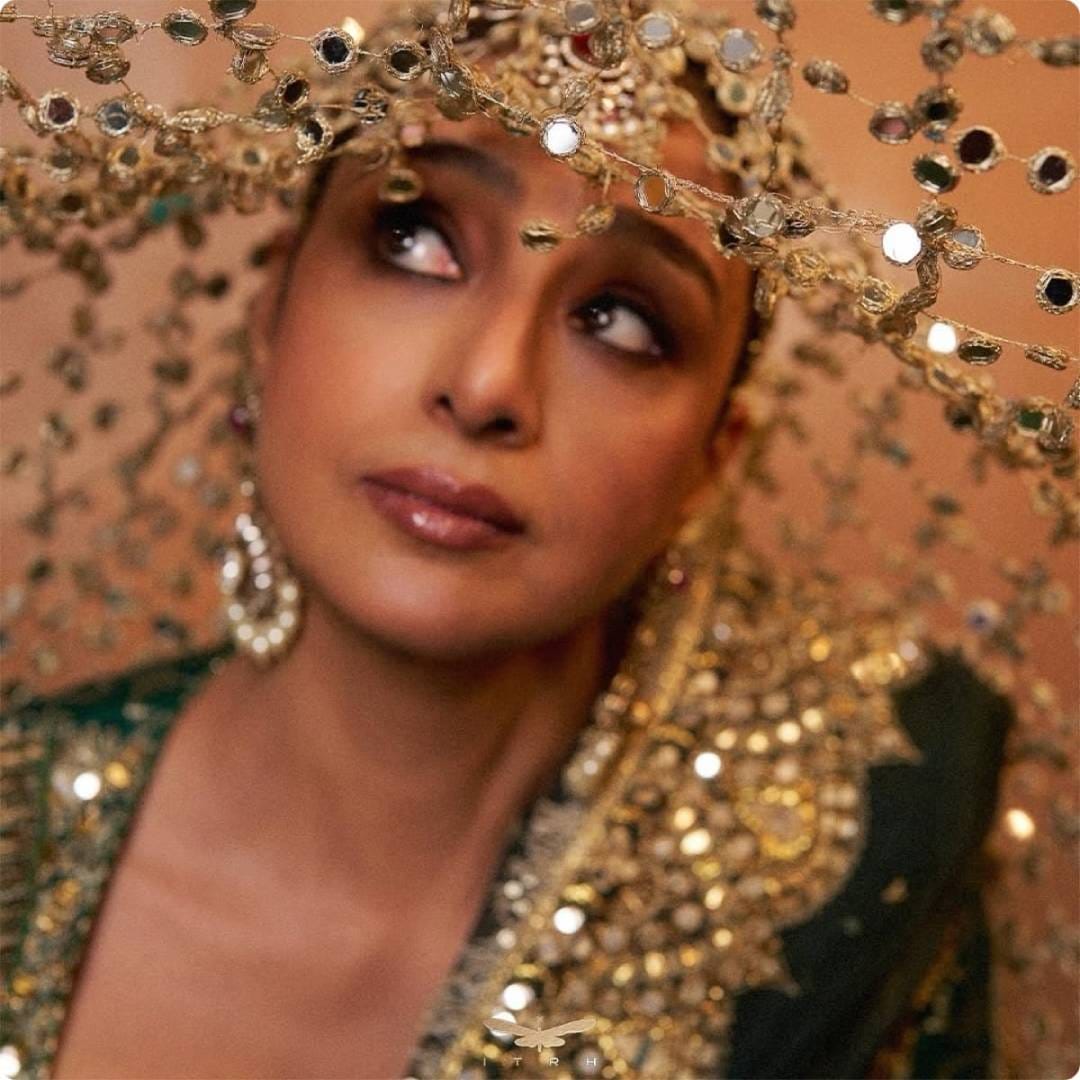 तब्बू चित्रपट आणि विविध गुंतवणुकींमधून कमाई करते. तिची संपत्ती जवळपास 22 कोटी रुपये असल्याचं म्हटलं जातं. तब्बू दरवर्षी तीन कोटी रुपयांपेक्षा अधिक कमाई करते. याशिवाय तिच्याकडे बीएमडब्ल्यू आणि ऑडी यांसारख्या महागड्या गाड्यासुद्धा आहेत, ज्यांची किंमत कोट्यवधी रुपये आहे. 
