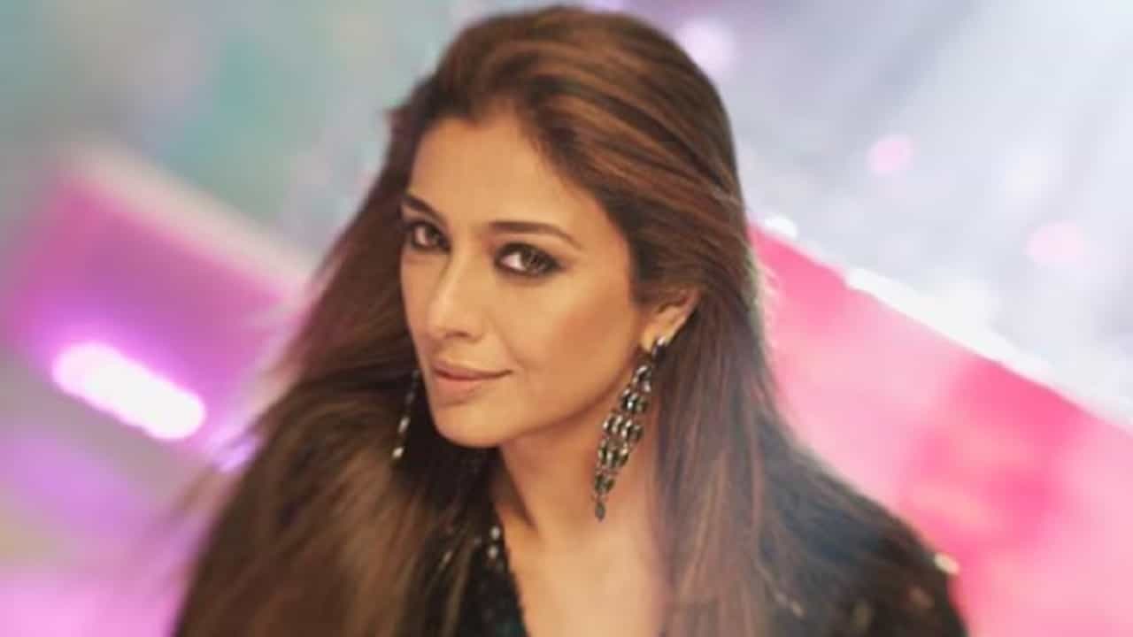सध्या ज्या अभिनेत्रीच्या खासगी आयुष्याची चर्चा रंगली आहे ती अभिनेत्री दुसरी तिसरी कोणी नसून अभिनेत्री तब्बू आहे. आज वयाच्या 54 व्या वर्षी देखील अभिनेत्री एकटीच आयुष्य जगत आहे. पण एक काळ असा देखील होता जेव्हा अभिनेत्री तिच्या खासगी आयुष्यामुळे चर्चेत होती.