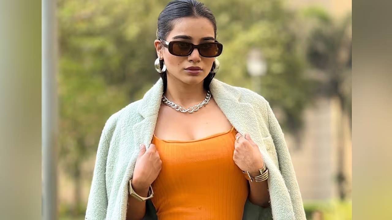 बिग बॉस मराठी दरम्यान घरात असताना ती तिच्या वैयक्तिक आयुष्यातील संघर्षाबद्दल मोकळेपणाने बोलली.त्यामध्ये तिने  वडिलांना गमावल्याच्या वेदनेचाही उल्लेख केला होता, तिच्या शब्दांनी प्रेक्षकांच्या हृदयात घर केलं. 