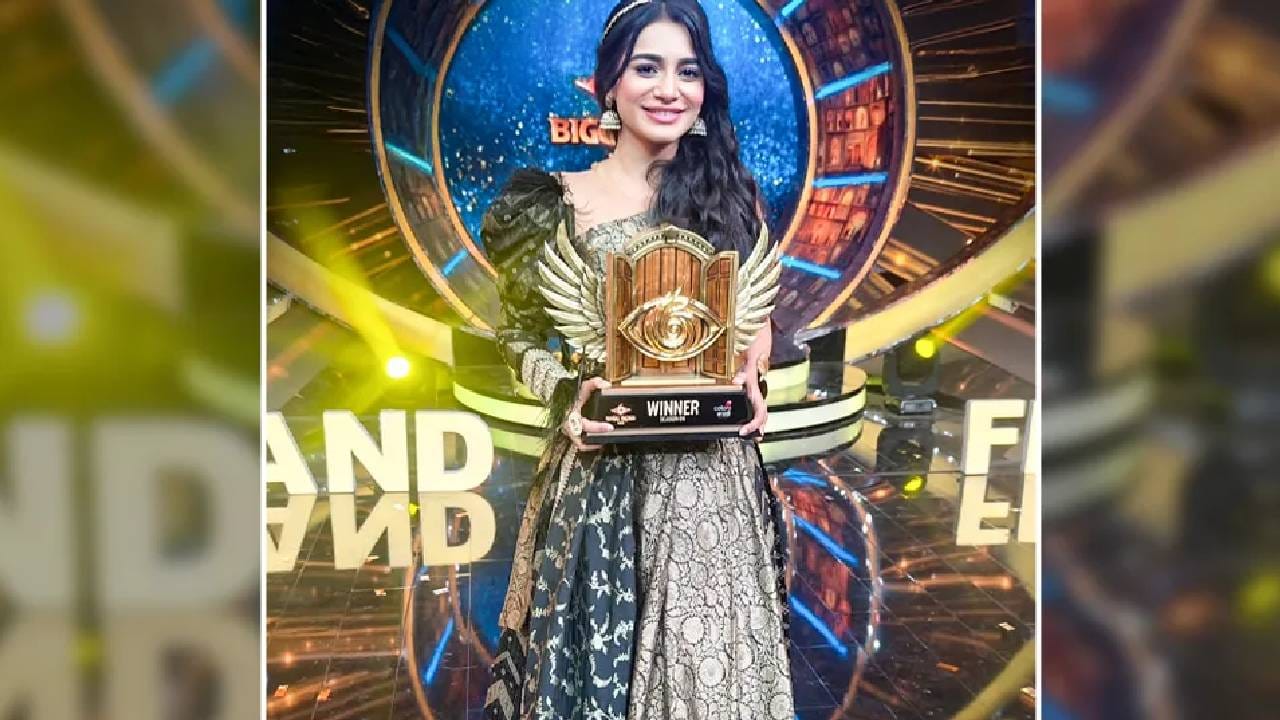 रविवार, 19 एप्रिलच्या रात्री तन्वी कोलतेने 'बिग बॉस मराठी 6' च्या अंतिम फेरीची ट्रॉफी जिंकली. या सीझनची विजेती ठरलेल्या तन्वीला  लाखो रुपये, एक इलेक्ट्रिक स्कूटर आणि हिऱ्यांच्या दागिन्यांसाठी लाखो रुपयांचे व्हाउचर मिळाले. ( Photos : Instagram) 