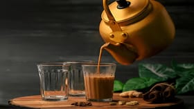 चहा बनवण्याची योग्य पद्धत काय? आलं आणि वेलची कधी घालावी? जाणून घ्या.