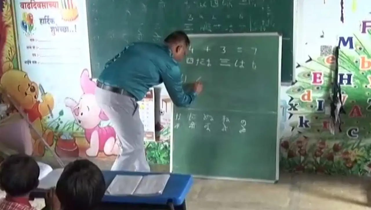 धक्कादायक! महाराष्ट्रातील 30 हजार शिक्षकांच्या नोकरीवर टांगती तलवार; शिक्षण क्षेत्रात मोठी खळबळ