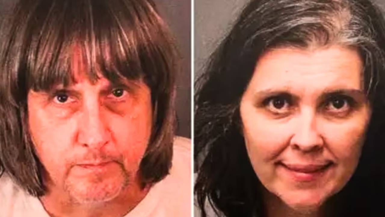 पूर्वी लोक गुन्हेगारीच्या खऱ्या कहाण्या ‘क्राइम पेट्रोल’ सारख्या शोद्वारे पाहत असत. त्यात बहुतेक वेळा सामान्य टीव्ही शोप्रमाणे दाखवले जायचे, असली फुटेज वापरले जात नव्हते. पण जस जसा काळ बदलला, तसे गुन्हेगारीच्या खऱ्या कहाण्या सांगण्याचा प्रकारही बदलला. आता हे पूर्णपणे मूळ स्वरूपात दाखवले जाते. ओटीटी प्लॅटफॉर्म्सवर मेकर्स या कहाण्या पूर्ण तपशीलासह दाखवतात, ज्यात असली फुटेज, पुरावे आणि तपासातील खरे घटक वापरले जातात. अशा डॉक्युमेंट्री पाहण्यात वेगळाच आनंद आणि धक्का दोन्ही असतो.