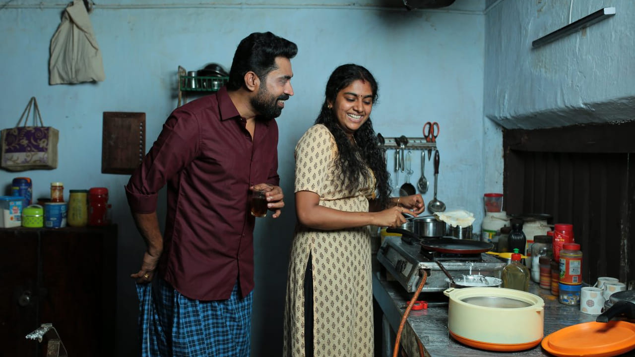 आज आम्ही देखील तुम्हाला अशा तीन चित्रपटांबद्दल सांगणार आहोत जे सध्या ओटीटीवर उपल्बध असून ते चित्रपट तुम्ही फक्त एकट्याने पाहू शकता. हे चित्रपट तुम्ही पत्नीसोबत पाहू नका.