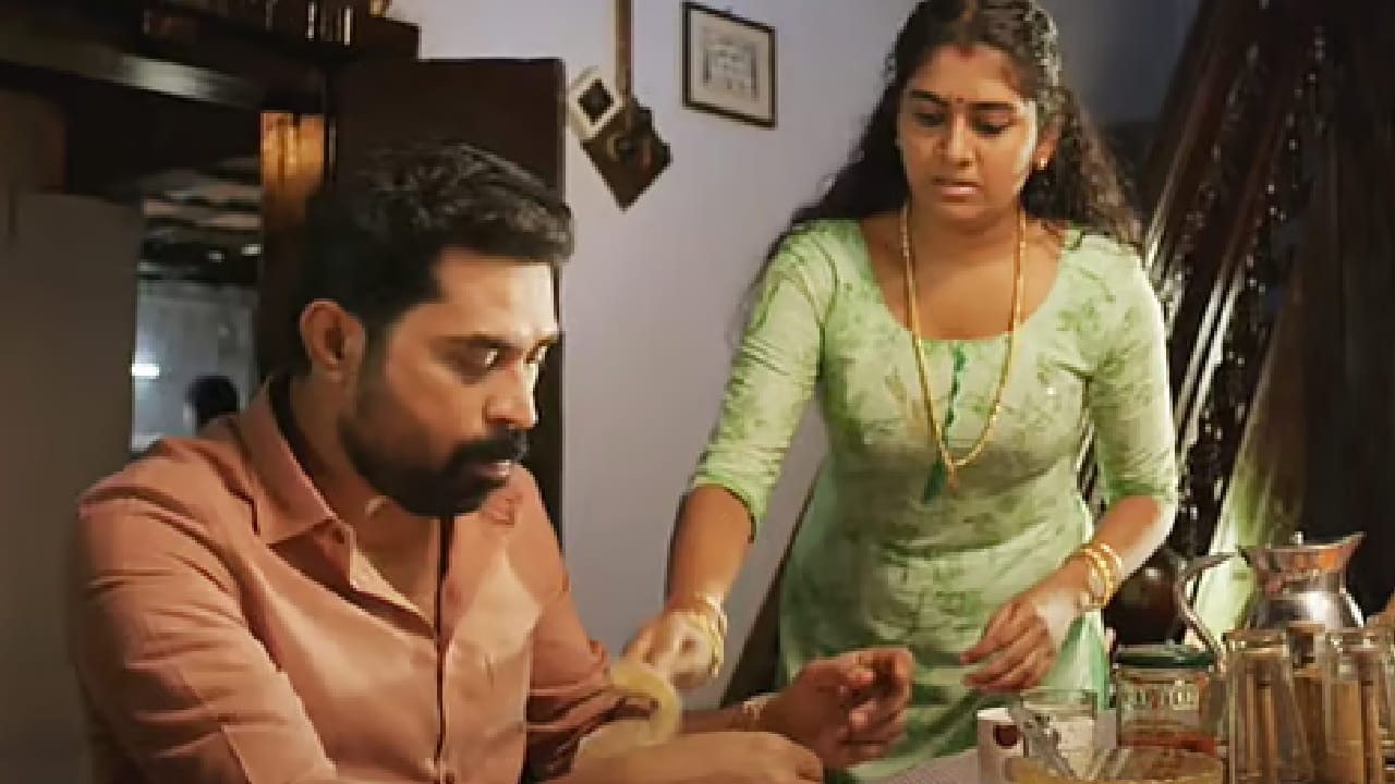 The Great Indian Kitchen या चित्रपटात एका नवविवाहित महिलेचं आयुष्य दाखवलं आहे जी लग्नानंतर स्वयंपाकघरातच अडकून पडते. ती सासरच्या अपेक्षांनुसार स्वतःला बदलण्याचा प्रयत्न करते पण हळूहळू तिच्या संघर्षाची जाणीव प्रेक्षकांना होते. घरगुती जबाबदाऱ्या आणि स्त्रीची ओळख यावर हा चित्रपट भाष्य करतो.