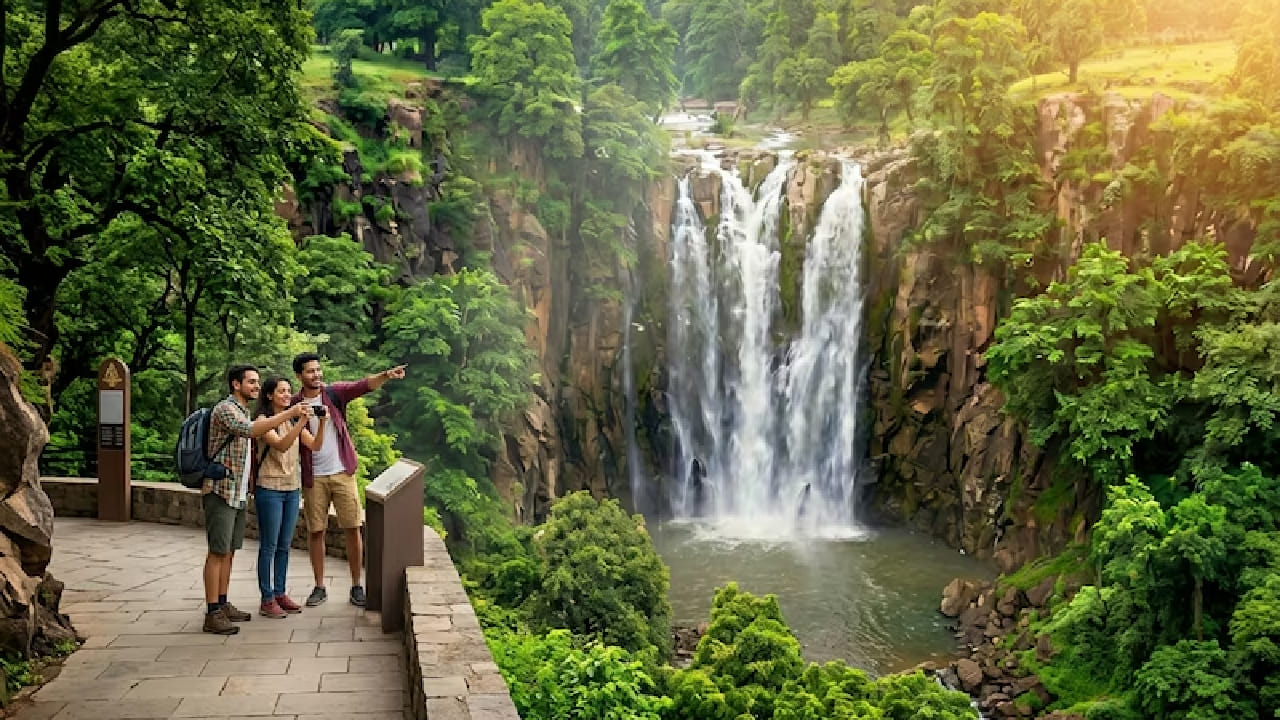 उन्हाळ्याच्या सुट्ट्यांमध्ये घरी बसून कंटाळा आला असेल तर आता बॅग पॅक करा आणि निघा मध्य प्रदेशातील इंदौरच्या थंडगार सहलीला. इंदौर शहर आणि त्याच्या आसपास अशी अनेक ठिकाणे आहेत, जिथे तुम्हाला कडक उन्हातही थंडावा अनुभवायला मिळतो.