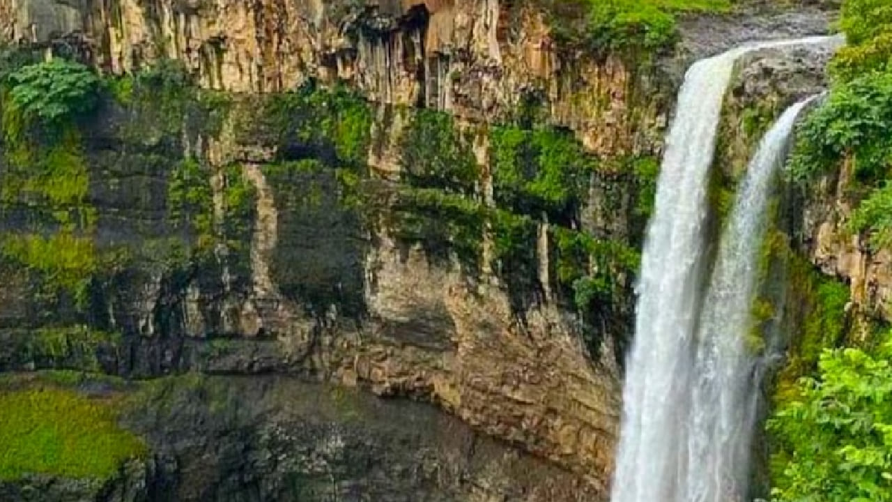 विशेष म्हणजे, या ठिकाणांपैकी काही ठिकाणे अशी आहेत, ज्याबद्दल अनेकांना माहितीही नसते. चला तर मग, इंदौरजवळील अशा 7 सुंदर आणि थंडगार पर्यटनस्थळांची सविस्तर माहिती जाणून घेऊयात.