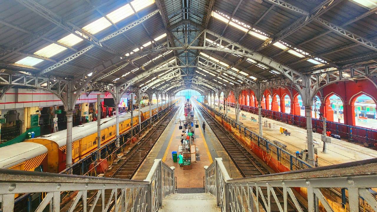 भारतात, कोणत्याही व्यक्तीला कुठेही  प्रवास करायचा असेल, तर लोकांच्या मनात सर्वात पहिले रेल्वेचा ऑप्शन येतो.  पण आता काळ बदलत असल्यामुळे आणि वेळ वाचवण्यासाठी, लोक अधिकाधिक प्रमाणात  कार किंवा विमानाने प्रवास करताना दिसतात. तरीही, लांबचा प्रवास असेल तर बहुतांक लोक अजूनही रेल्वेने प्रवास करण्यास प्राधान्य देतात. ( All Photos : Getty Images) 