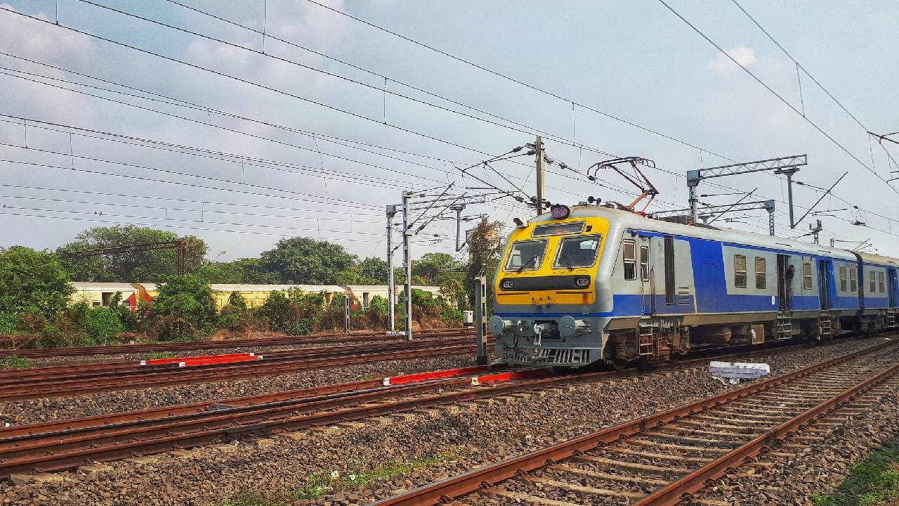 आपण ज्या स्टेशनबद्दल बोलत आहोत ते म्हणजे नवापूर रेल्वे स्टेशन. हे स्टेशन भारतातील वैशिष्ट्यपूर्ण रेल्वे स्टेशनांपैकी एक मानले जाते. कारण या स्टेशनचा एक भाग महाराष्ट्रात आणि दुसरा भाग गुजरातमध्ये आहे.