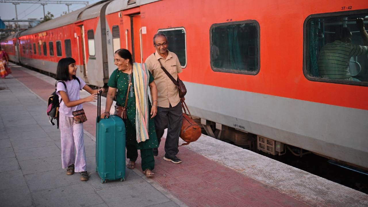 पण, आपल्या याच देशात एक असंही रेल्वे स्टेशन आहे, जिथे रेल्वेची घोषणा दोन-तीन नव्हे, तर चक्क चार भाषांमध्ये केल्या जातात. तुमचा यावर विश्वास बसला नाही ना ? पण हे खरं आहे. तुमच्यापैकी काहींनी याबद्दल ऐकंलही असेल. 