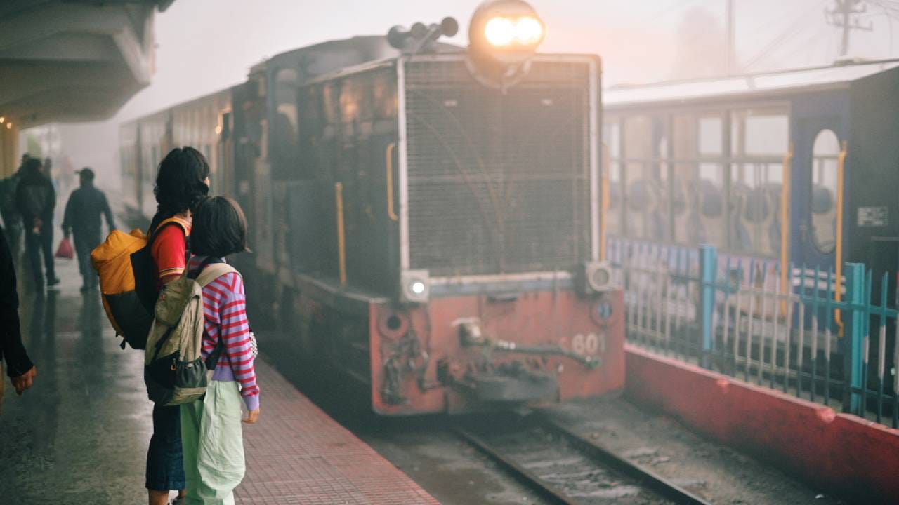 जेव्हा आपण ट्रेन पकडण्यासाठी स्टेशनवर जातो, तेव्हा रेल्वे प्रवाशांसाठी नेहमी घोषणा होत असते. कोणती ट्रेन येत आहे, कोणती ट्रेन जात आहे, तसेच कोणती ट्रेन कोणत्या प्लॅटफॉर्मवर येईल किंवा कोणती ट्रेन तिथून सुटेल? हे घोषणेतून सांगितलं जातं. 