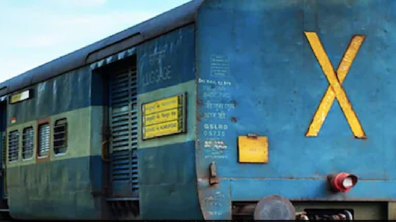 भारतीय रेल्वेसाठी प्रवाशांची सुरक्षितता सर्वात महत्त्वाची असते. ट्रेनच्या शेवटच्या डब्यावर काढलेलं ‘X’ चिन्ह हे स्टेशन मास्टर आणि रेल्वे अधिकाऱ्यांसाठी एक महत्त्वाचा संकेत असतो. याचा अर्थ असा की संपूर्ण ट्रेन व्यवस्थितपणे स्टेशनमधून पुढे गेली आहे आणि कोणताही डबा मागे राहिलेला नाही.