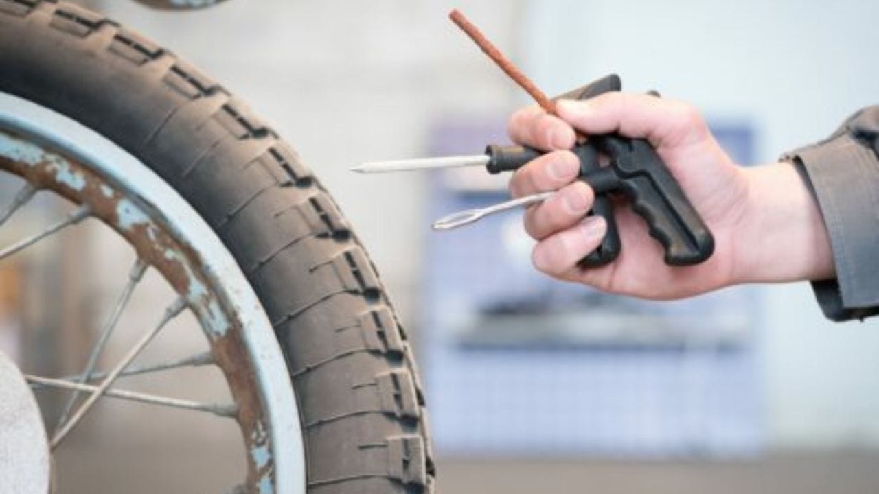 जास्त अंतर चालवल्याचे नुकसान : जर तुम्ही पंक्चर टायरसह जास्त अंतर चालवले, तर टायर आणि रिम दोन्ही खराब होऊ शकतात. टायरची साइड वॉल कमकुवत होऊ शकते आणि तो पूर्णपणे निकामी होऊ शकतो. तसेच रिम वाकण्याचा किंवा खराब होण्याचा धोका वाढतो, ज्यामुळे दुरुस्तीचा खर्चही वाढू शकतो.