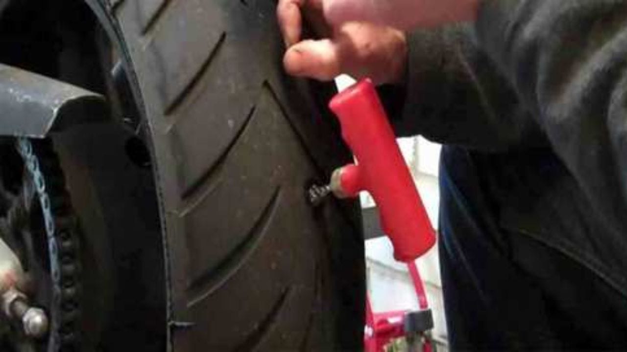 पंक्चर झाल्यानंतर बाइक चालवणे सुरक्षित आहे का? : ट्यूबलेस टायरचा सर्वात मोठा फायदा म्हणजे पंक्चर झाल्यानंतरही बाइक लगेच असंतुलित होत नाही. पण याचा अर्थ असा नाही की तुम्ही लांब अंतर निर्धास्तपणे चालवू शकता.