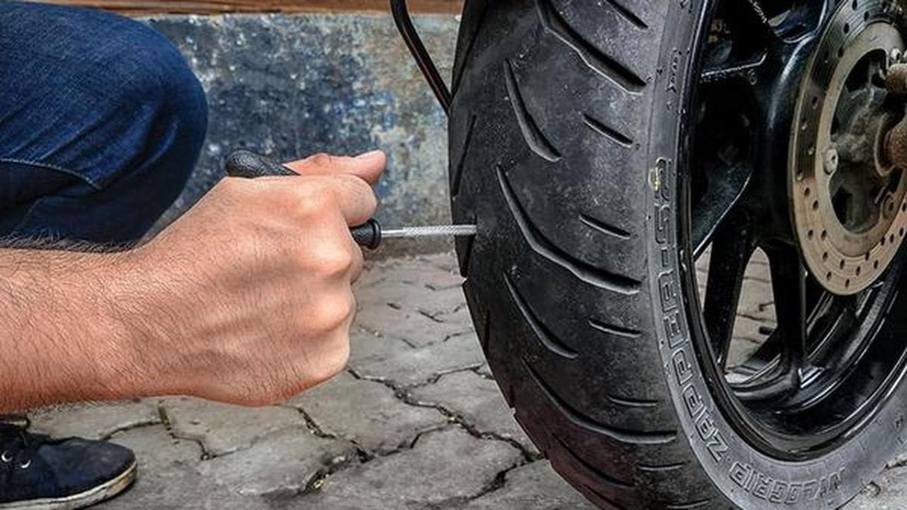 पंक्चर मोठी असेल तर? : जर पंक्चर मोठी असेल किंवा टायरला कट बसला असेल तर हवा वेगाने निघू शकते. अशा वेळी जास्त अंतर बाइक चालवणे धोकादायक ठरू शकते आणि 2-5 किलोमीटरपेक्षा जास्त जाणेही जोखमीचे असते.