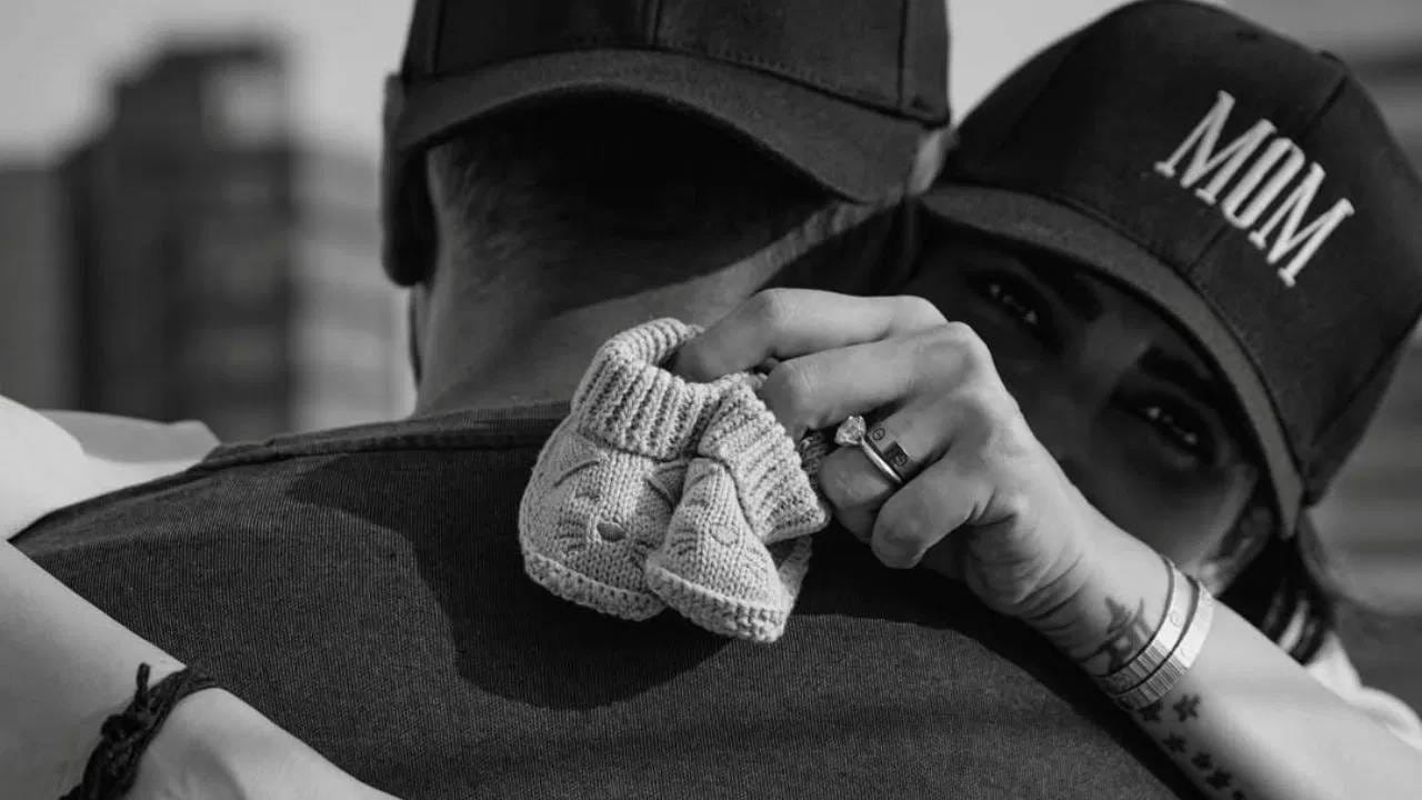 आपल्या फोटोंसोबत करिश्मा आणि वरुणने एक महिना असं लिहिलं आहे. ऑगस्ट 2026 मध्ये करिश्मा आणि वरुणच्या घरात नव्या पाहुण्याचं आगमन होऊ शकतं. 