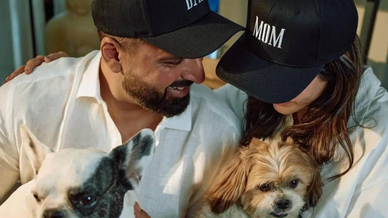 करिश्माच्या पोस्टवर धनश्री, खुशी कपूर, जेसमीन भसीन, विनीत कुमार, अनिता हस्सनंदनी आणि कृतिका कामरा सारख्या सेलेब्सने कमेंट केली आहे. सर्वांनी या कपलला शुभेच्छा दिल्या आहेत.   