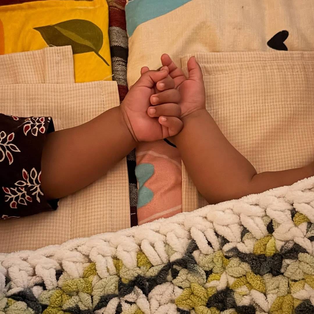 'तीन महिने, दोन आत्मा आणि एक कुटुंब..', असं कॅप्शन लिहित रोहनने चिमुकल्यांच्या हातांचा फोटो पोस्ट केला आहे. या पोस्टमध्ये त्यांनी मुलांची नावंसुद्धा सांगितली आहेत. आद्या स्नेहल रोहन गुजर आणि अद्वय स्नेहल रोहन गुजर अशी त्यांची नावं आहेत. 
