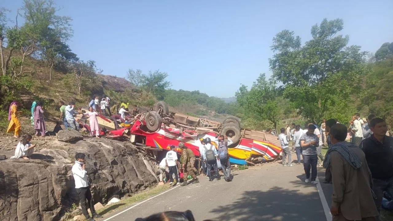 आताच निघाले होते… अचानक किंकाळ्या आणि आक्रोश… बस पलटून 17 ठार; काहीच…