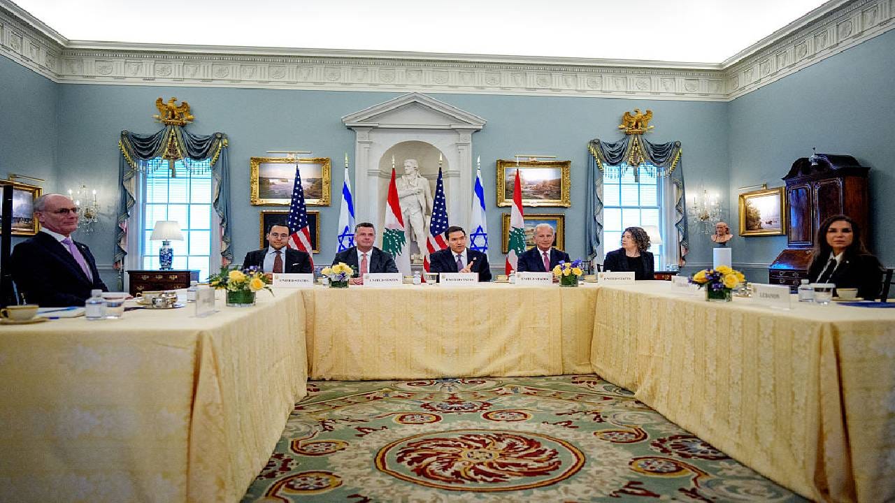 काल इराणच्या परराष्ट्र मंत्र्यांनी स्ट्रेट ऑफ हॉर्मुज व्यावसायिक जल वाहतुकीसाठी पूर्णपणे खुलं असल्याचं जाहीर केलं. मग, आज तेल टँकर्सना माघारी का पाठवलं? यामुळे गोंधळ अजून वाढणार आहे. पाच ग्रीक आणि भारतीय तेल टँकर्सना इराणी नौदलाने माघारी पाठवून दिलं. हिंदुस्तान टाइम्सने ब्लूमबर्गच्या हवाल्याने हे वृत्त दिलं आहे.  Getty Images 