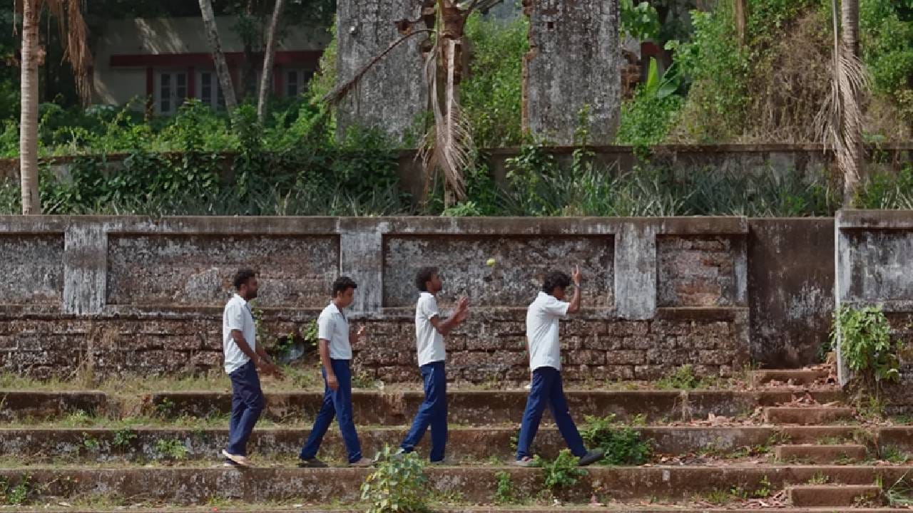 विपिन दास यांनी लिहिलेल्या कथेचा या चित्रपटाच्या यशात मोठा वाटा आहे. हसीर, अॅलन, अजिन आणि विनायक या चार मित्रांभोवती याची कथा फिरते. समाज आणि कुटुंबाच्या नजरेत या चौघांना 'लुजर्स' म्हणजेच अपयशी मानलं जातं. जेव्हा त्यांना त्यांच्या या प्रतिमेची जाणीव होते, तेव्हा ते आत्मशोधाच्या प्रवासाला सुरुवात करतात. हा प्रवास भावनिक आणि मनोरंजक असल्याने तरुण पिढीला तो आपलासा वाटतोय. 
