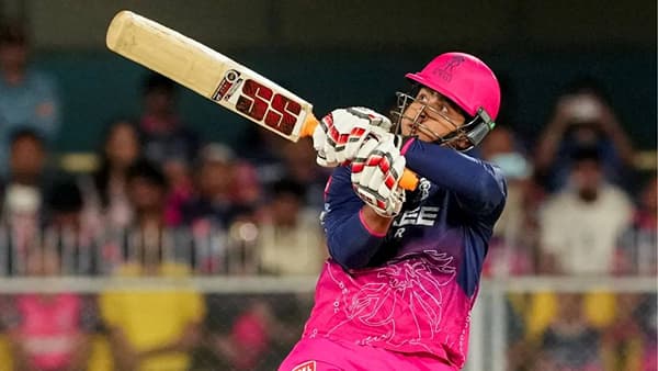 आयपीएल 2026 च्या सीजनमध्ये एक खेळाडू चर्चेच्या केंद्र स्थानी आहे तो म्हणजे वैभव सूर्यवंशी. या सीजनमध्ये वैभवची बॅट कोणावरही दया-माया दाखवत नाहीय. वैभवच्या या तळपत्या बॅटने चेन्नई, मुंबई या मोठ्या टीम्सना आधीच आपला हिसका दाखवला होता.