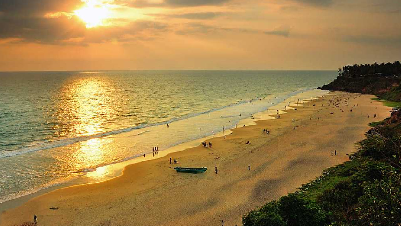 दिवसभराच्या धावपळीत संध्याकाळी जर तुम्हाला समुद्रकिनारी बसून सूर्य हळूहळू पाण्यात मावळताना बघायचा असेल तर आज आम्ही तुम्हाला भारतातील अशा काही ठिकाणांबद्दल सांगणार आहोत, जिथे फक्त सूर्यास्त पाहण्यासाठी लोक करतात प्रचंड गर्दी.