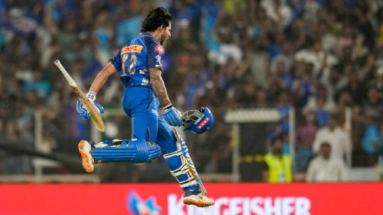 विजयासाठी चाचपडणाऱ्या मुंबई इंडियन्सने अखेर आयपीएल 2026 च्या सीजनमधील सोमवारी दुसऱ्या विजयाची नोंद केली. गुजरात टायटन्सचा मुंबई इंडियन्सने 99 धावांनी पराभव केला. या विजयात सर्वात मोलाचं योगदान दिलं ते तिलक वर्माने.  Getty Images