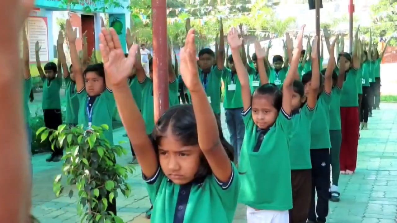 शाळेत विद्यार्थ्यांना केवळ पाठ्यपुस्तकापुरते मर्यादित न ठेवता विविध स्पर्धा परीक्षांसाठी नियमित मार्गदर्शन केले जाते. स्कॉलरशिप, नवोदय, मंथन आणि इतर परीक्षांमध्ये अनेक विद्यार्थ्यांनी यश मिळवले आहे. स्मार्ट बोर्ड, अँड्रॉइड टीव्ही आणि डिजिटल साधनांच्या वापरामुळे शिक्षण अधिक रंजक, सुलभ आणि परिणामकारक बनले आहे. 