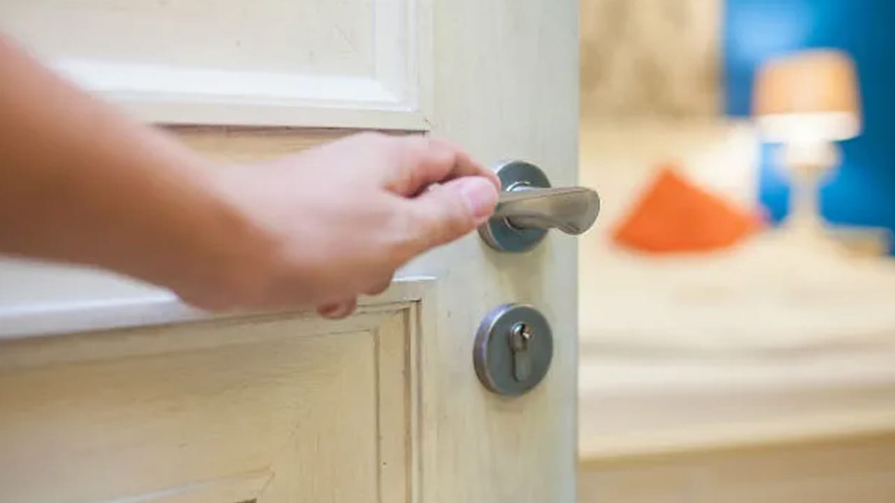 हाताशी आलेले काम अचानक बिघडणे किंवा पैशांची सारखी चणचण भासणे हे नकारात्मक ऊर्जेचे संकेत आहेत. पुरेशी विश्रांती घेऊनही थकवा जाणवणे किंवा रात्री सतत भीतीदायक स्वप्ने पडणे हे घरातील नकारात्मकतेचे लक्षण असू शकते.