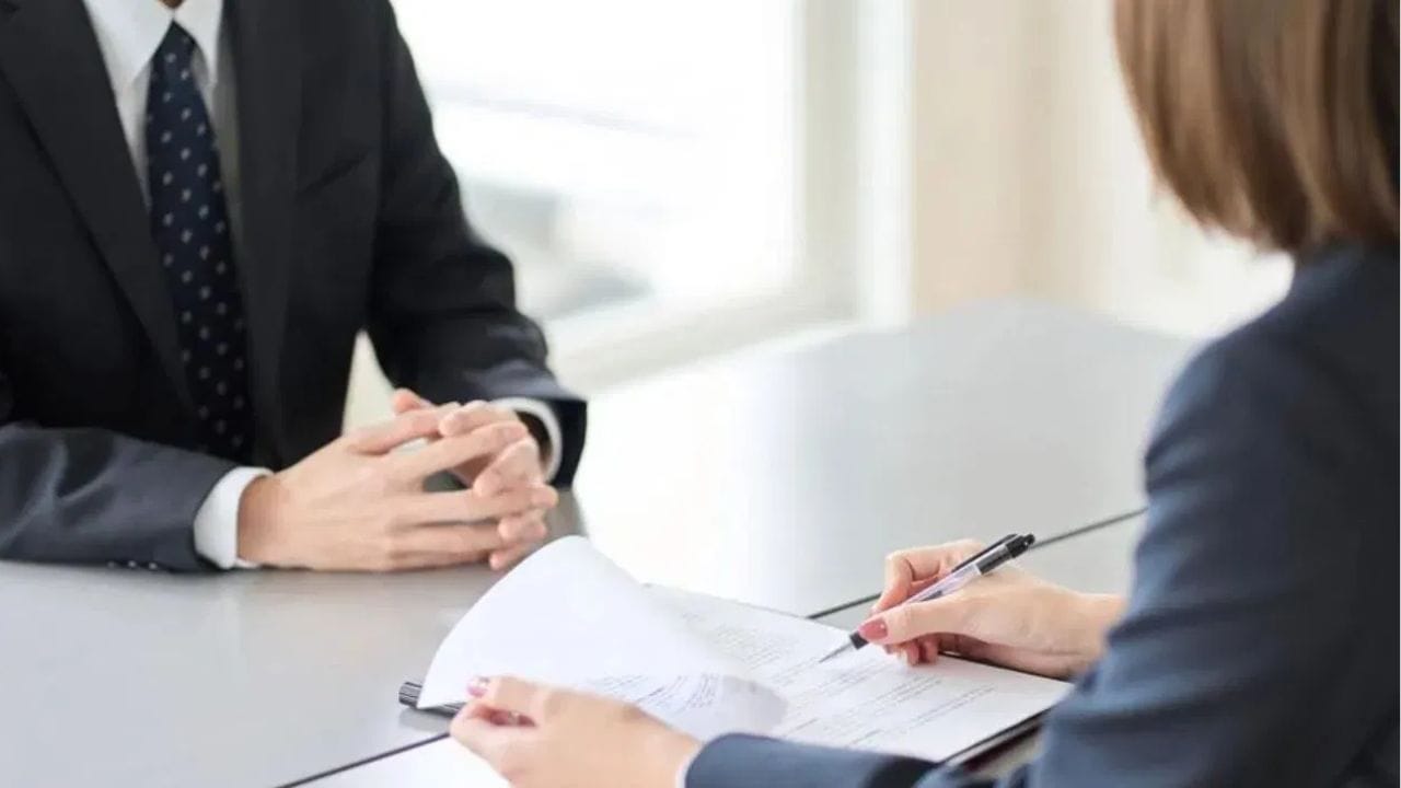 Vastu Shastra: नोकरीमध्ये स्थिरता नाहीये? तुम्ही सतत नोकरी बदलत आहात? मग करा हा सोपा उपाय