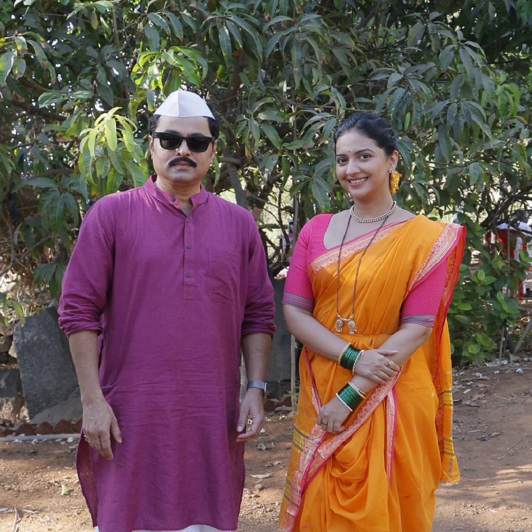 'वीण दोघांतली ही तुटेना' या मालिकेत सध्या कौटुंबिक तणाव शिगेला पोहोचला आहे. अधिरा मंदाकिनीसमोर गुडघे टेकून माफी मागते, जे पाहून संपूर्ण कुटुंब अस्वस्थ आहे. दुसरीकडे, समर रोपांनी भरलेला टेम्पो वाचवून स्वानंदीची प्रतिमा जपतो. समरचा हा मदतीचा स्वभाव आणि त्याचा पेहराव पाहून स्वानंदी त्याच्या प्रेमात पडणार आहे. त्यांच्यातील ही वाढती जवळीक कथेला एका रोमँटिक वळणावर घेऊन जाणार आहे.
