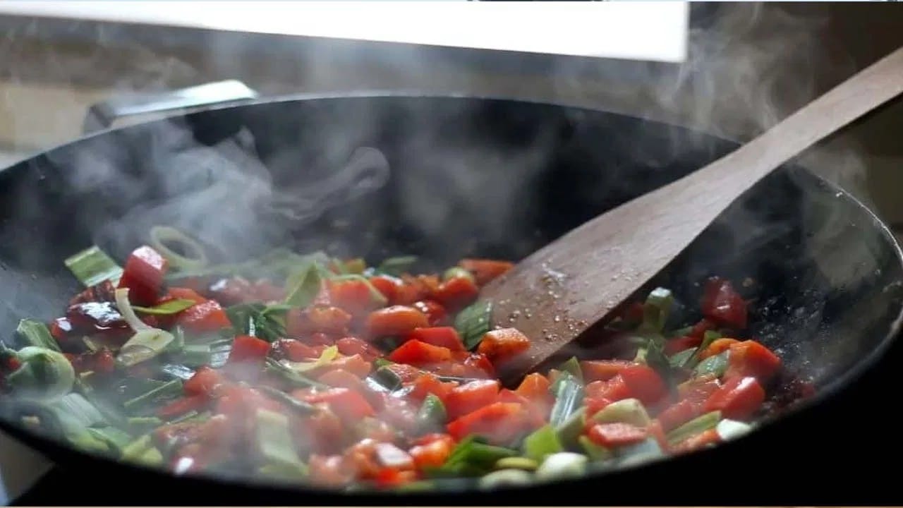 Excessive Cooking भाजीत चुकून तेल जास्त पडले? घाबरु नका, अगदी झटपट करता येईल कमी ...