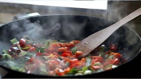 भाजीत चुकून तेल जास्त पडले? घाबरु नका, अगदी झटपट करता येईल कमी.