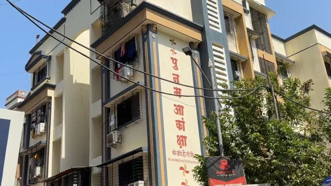 धारदार शस्त्राने वार केल्याने या आरोपीची प्रेयसी आणि तिच्या आईचा जागीच मृत्यू झाला आहे. हत्या करणारा प्रियकर आरोपीही गंभीर जखमी झाला आहे. विरार पश्चिमेच्या न्यू विवा कॉलेज परिसरातील पूनम आकांक्षा या इमारतीमध्ये आज दुपारी साडे बाराच्या सुमारास ही घटना घडली आहे.