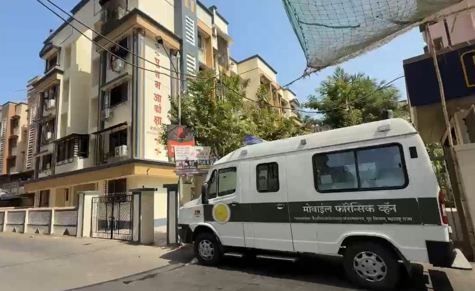 नॅन्सी मिश्रा (वय 24) आणि तिची आई सरिता मिश्रा वय ४५ असे हल्यात मयत झालेल्या मुलगी आणि आईचे नाव आहे. तर शिवम उपाध्याय असे आरोपीचे नाव आहे.  मागच्या दोन वर्षांपासून आरोपी आणिमयत तरुणी नॅन्सी हिचे प्रेमप्रकरण सुरू होते. 