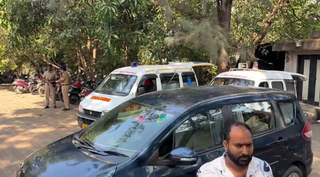 रात्री याच प्रेम प्रकरणातून लग्नाची मागणी घालण्यासाठी आरोपी आपल्यानातेवाईकांना घेऊन मुलीच्या घरी आला होता. पण या लग्नाला मुलीच्या आईने विरोध दर्शविल्याने मुलीने ही नकार दिला. याच रागातून आज आरोपीने धारदार चाकूसह घरात प्रवेश केला.