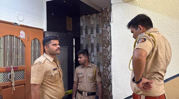 त्याने प्रेयसी आणि तिच्या आईवर चाकूने हल्ला करून स्वताच्या गेल्यावरही ब्लेडने वार करत आत्महात्या करण्याचा प्रयत्न केला आहे. या घटनेनंतर घरातील आरडाओरडा पाहून शेजाऱ्यांनी तत्काळ धाव घेतली असता सर्वजण रक्ताच्या थारोळ्यात पडलेले होते. बोळींच पोलीस ठाण्यात दुहेरी हत्येचा गुन्हा दाखल करण्यात आला असून तपास केला जातोय. 