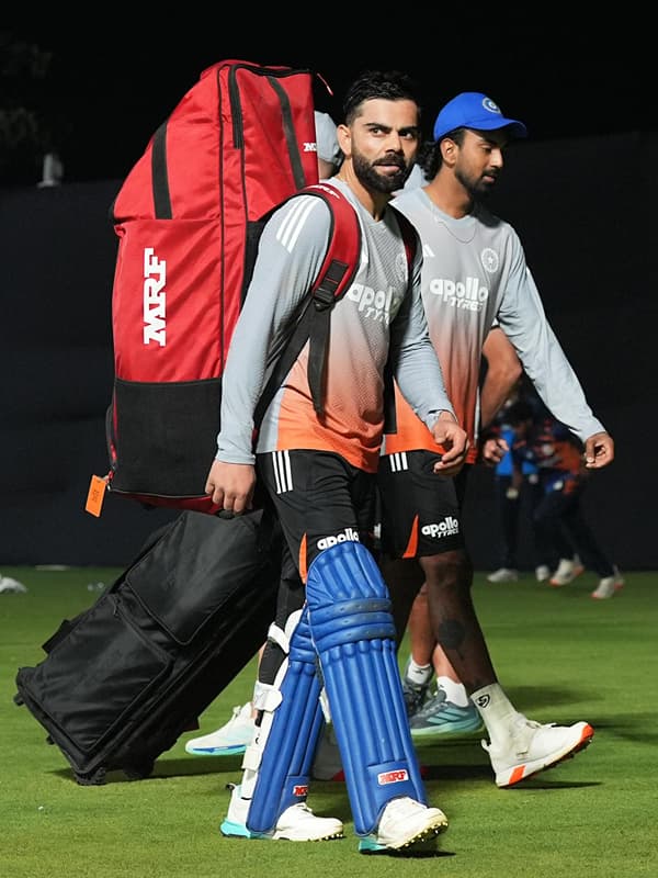 आयपीएल 2026 मध्ये विराट कोहली टीमसाठी दमदार कामगिरी करतोच आहे. त्याचवेळी सोशल मीडियावरील त्याच्या एक्टिविटीने फॅन्स हैराण होतायत. मागच्यावर्षी अभिनेत्री अवनीत कौरचा एक ग्लॅमरस फोटो विराट कोहलीच्या अकाऊंटवरुन लाइक करण्यात आला होता.
