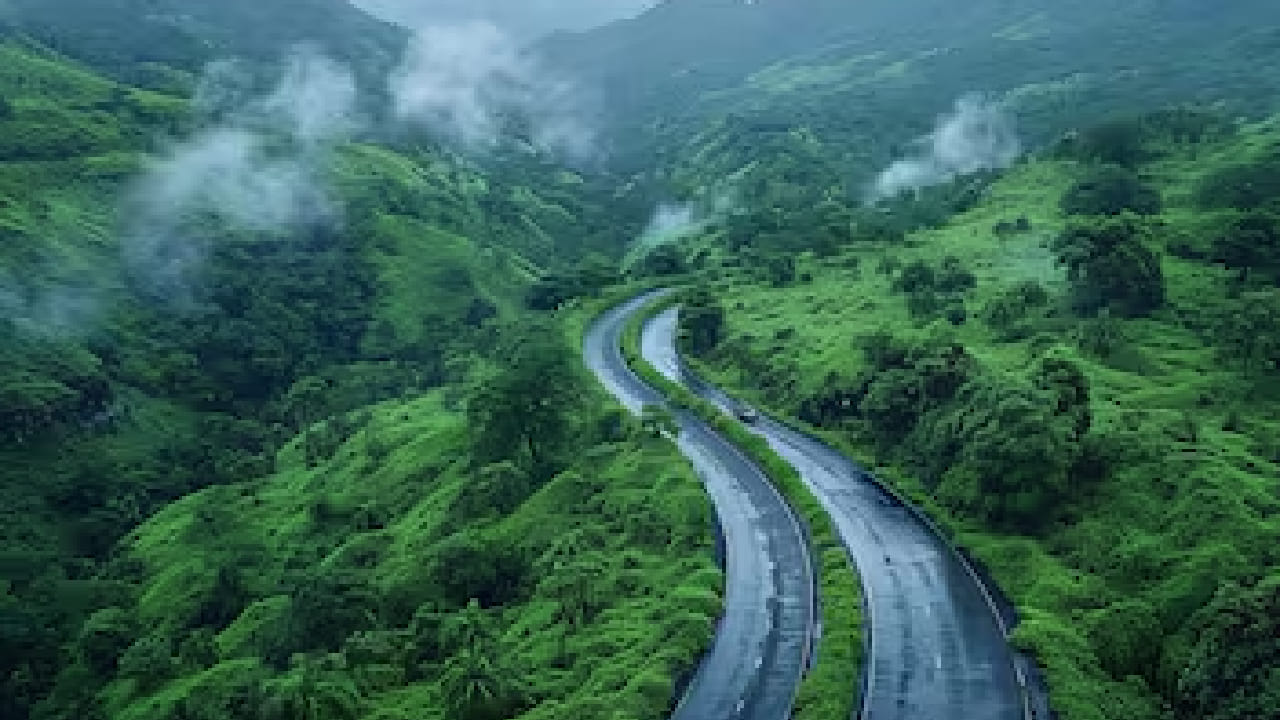 जिथे भारतासह विदेशातील लोक देखील खास भेट देण्यासाठी मोठ्या प्रमाणात गर्दी करत असतात. आम्ही ज्या हिल स्टेशनबद्दल बोलत आहोत ते महाराष्ट्रातील सिंधुदुर्ग जिल्ह्यात आहे. ज्याचे नाव अंबोली हिल स्टेशन आहे. हे निसर्गरम्य ठिकाण सध्या पर्यटकांचे खास आकर्षण ठरत आहे.  