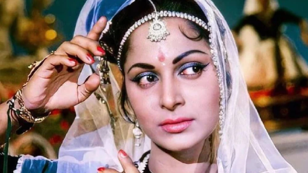 एका जुन्या मुलाखतीत वहीदा रहमान यांनी सांगितले की शूटिंगदरम्यान दिग्दर्शकांनी त्यांना नृत्य करताना सापाला किस करण्यास सांगितले. या सीनमध्ये त्या पूर्णपणे नृत्यात तल्लीन झाल्यासारख्या दिसायला हव्यात अशी अपेक्षा होती.