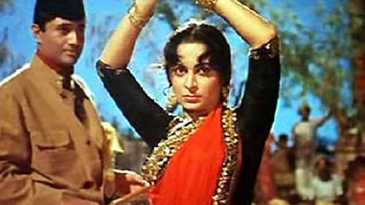 60-70 च्या दशकात हिंदी चित्रपटसृष्टीत आपली वेगळी ओळख निर्माण करणाऱ्या वहीदा रहमान या अभिनेत्रीने अनेक सुपरहिट चित्रपट दिले. त्या सौंदर्याबरोबरच अभिनयाने देखील प्रचंड प्रसिद्ध होत्या. मात्र त्यांच्या कारकिर्दीत एक असा प्रसंग घडला होता जो आजही ऐकून आश्चर्य वाटते.