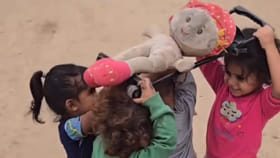 बाहुलीचे दफन आणि मुलांचे अश्रू, गाझामधील युद्धाचे भीषण वास्तव.