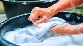 रात्रीच्या वेळी कपडे धुता? सावधान..., वास्तुशास्त्र काय सांगतं?