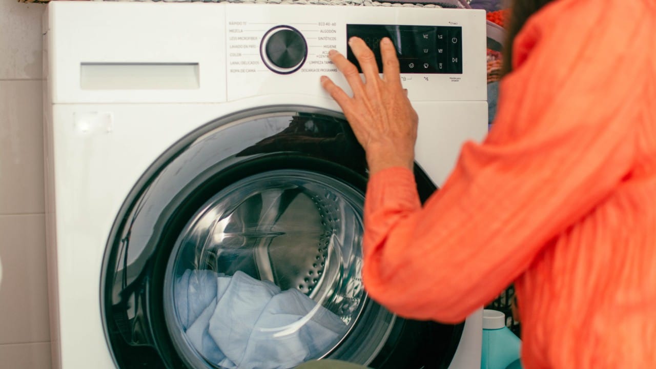 नाजूक लोकरीचे कपडे वॉशिंग मशीनमध्ये धुवू नये. लोकरीचे तंतू अत्यंत नाजूक असतात. मशीनमधील गरम पाणी किंवा वेगाने फिरणारा ड्रम यामुळे लोकरीचे कपडे आकसतात किंवा त्यांचा मूळ आकार पूर्णपणे बिघडतो. अनेकदा मशीनमध्ये धुतलेले स्वेटर सैल होऊन घालण्यायोग्य राहत नाहीत. असे कपडे नेहमी हाताने धुणे सुरक्षित असते.